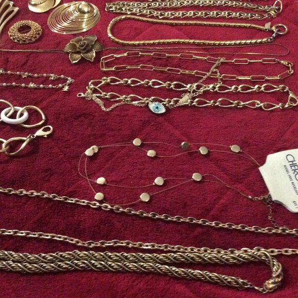 48 - Piece Lot of Gold Tone Vintage & Retro Jewelry **Last Lot** - Picture 10 of 16